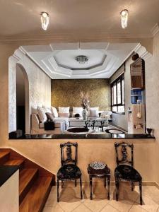 卡萨布兰卡Nassali - Luxurious Beachfront Villa with Private Pool的客厅配有两把椅子和一张沙发