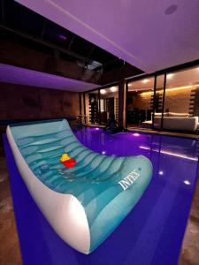 卡萨布兰卡Nassali - Luxurious Beachfront Villa with Private Pool的游泳池,里面放着玩具