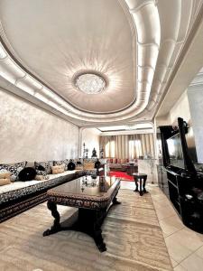卡萨布兰卡Nassali - Luxurious Beachfront Villa with Private Pool的客厅配有沙发和桌子