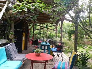 巴拉德瓦利扎斯Nature Hostel的露台设有桌椅