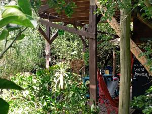 巴拉德瓦利扎斯Nature Hostel的种植了植物的花园中的凉亭