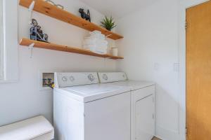 西雅图Capitol Hill Cutie的白色洗衣房配有洗衣机和烘干机