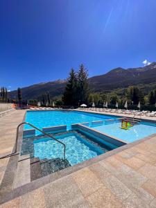 喇沙绿色公园村酒店的蓝色海水大型游泳池
