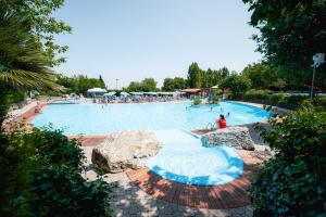 圣马力诺圣马力诺花园酒店的一座大型游泳池,里面设有人员
