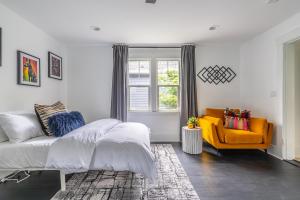 西雅图Capitol Hill Cutie的一间卧室配有一张床和一张黄色的沙发