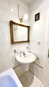 布拉格Center of Prague Apartment 369的浴室配有盥洗盆、镜子和浴缸