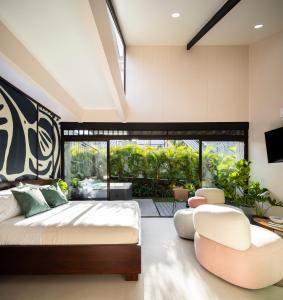 福尔图纳BAUMA的一间卧室设有一张大床和一个大窗户