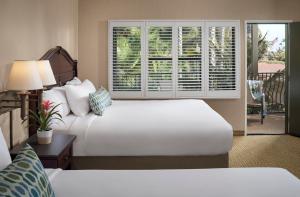 圣地亚哥巴伊亚度假酒店的酒店客房设有两张床和窗户。