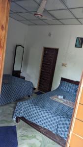 JaliapāraJarif st. Martin eco resort的一间卧室,配有两张床