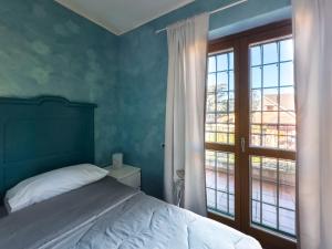 格罗塔费拉塔La casetta del Tuscolo -Secret rooms-的一间卧室设有一张床和一个大窗户