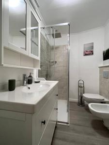KerichoMusaria Country Home的白色的浴室设有水槽和淋浴。