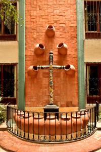 圣克里斯托瓦尔-德拉斯卡萨斯德尔山谷酒店大厦的砖砌建筑的一面十字架