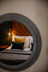 Crooklands克鲁克兰酒店的卧室享有带床头板的床的景色