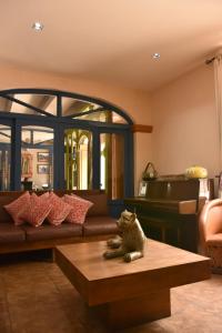 圣克里斯托瓦尔-德拉斯卡萨斯德尔山谷酒店大厦的客厅配有沙发和桌子