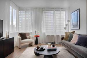 纽约Central New York residence的客厅配有沙发、椅子和桌子