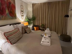 海牙B&B Ereprijs的酒店客房,配有带毛巾的床