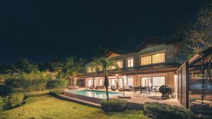 圣塔芭芭拉-山美纳Luxurious Villa at Puerto Bahia with Great Views的一座晚上设有游泳池的房子