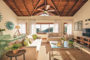 圣塔芭芭拉-山美纳Luxurious Villa at Puerto Bahia with Great Views的带沙发和吊扇的客厅