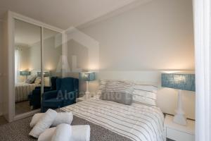埃里塞拉Ribas Apartment by ACasaDasCasas的一间卧室配有一张床和镜子
