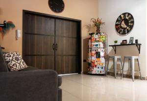 贝约Lindo apartamento con terraza en Bello Ant的客厅设有门和冰箱