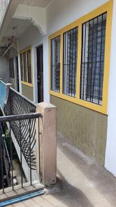 KerichoMusaria Country Home的通往设有楼梯和窗户的大楼的入口