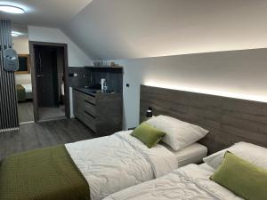 波希基斯卡贝拉4 Elements Resort Bled的一间带两张床的卧室和一间浴室