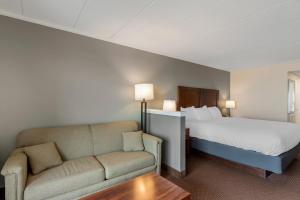 大洋城Quality Inn Ocean City Beachfront的酒店客房,配有床和沙发