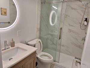渥太华Independent Studio Suite的带淋浴、卫生间和盥洗盆的浴室