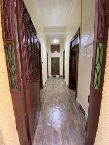 丹吉尔Private room in the kasbah的一条空走廊,有两扇门,一条走廊长度
