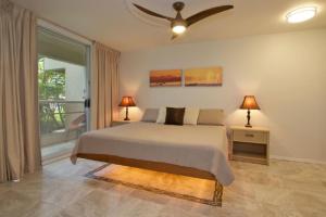 维雷亚NEW Luxury Condo at Kameole Beach的一间卧室配有一张床和吊扇