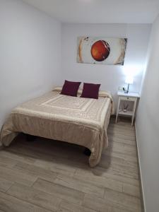 马德里Apartamento cercano a IFEMA, Aeropuerto, Clinica Universitaria Navarra y Civitas Metropolitano的白色卧室配有床和桌子