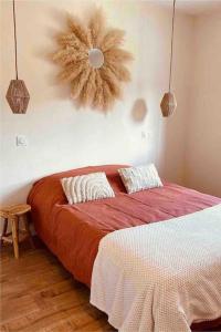 GerdeMaisonnette avec vue Montagne et jardin的一间卧室配有一张红色棉被的床