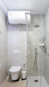 福恩吉罗拉Juanito Fuengirola Apartment的带淋浴和卫生间的白色浴室