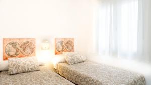 福恩吉罗拉Juanito Fuengirola Apartment的一间卧室设有两张床和窗户。