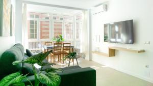 福恩吉罗拉Juanito Fuengirola Apartment的客厅配有绿色沙发和桌子