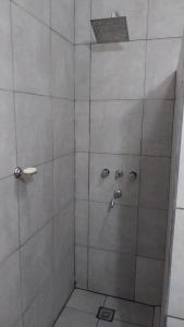 卡皮特里亚Cabaña Yerba Buena的浴室里设有玻璃门淋浴