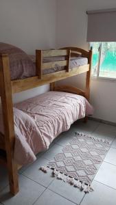卡皮特里亚Cabaña Yerba Buena的卧室配有两张双层床和地毯。