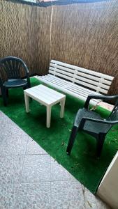 TerralbaCasa Corona - Appartamento affitto breve/lungo termine - casa vacanze的两张椅子、一张长凳和一张桌子