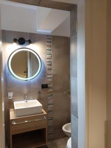 维拉卡洛斯帕兹Hotel Libertad的一间带水槽和镜子的浴室