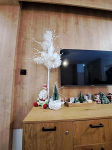 亚霍里纳Apartman Lenka Villa Mont Jahorina的坐在梳妆台顶上的白圣诞树