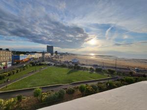 马盖特Sunset Point Apts - Blue Horizon Suite的享有海滩美景和阳光