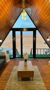 BadīyahMarbella bungalows desert的客厅配有桌子,享有海景