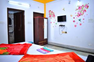 Mādāri HātJaldapara Binaychapa homestay的卧室配有一张床上的蝴蝶壁床。