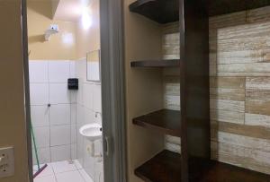 卡姆布库CASA MEUS AMIGOS KITESURF in the center of Cumbuco的客房内设有带水槽和卫生间的浴室