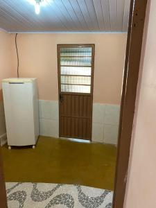 圣罗克迪米纳斯CASA NA SERRA的一间空房间,配有冰箱和门