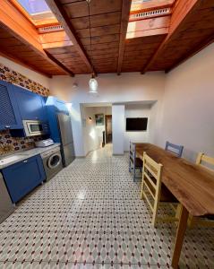 卡索拉Casa Estilo Vintage en Cazorla的厨房配有木桌和蓝色橱柜。