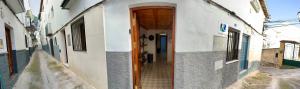 卡索拉Casa Estilo Vintage en Cazorla的带有木门的建筑走廊