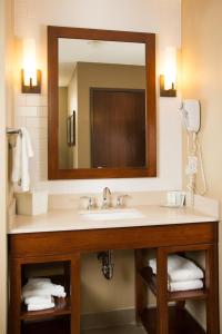 斯波坎谷斯波坎康福特茵酒店及套房的一间带水槽和镜子的浴室