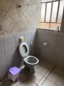 圣罗克迪米纳斯CASA NA SERRA的一间带卫生间和窗户的浴室