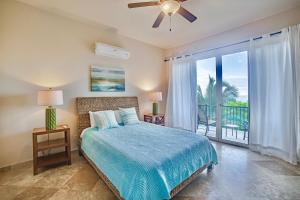 博卡斯德尔托罗Red Frog Beach Island Resort的一间卧室设有蓝色的床和一个阳台